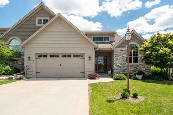 1201 Woodland Hills Dr, Waukesha, WI 53188