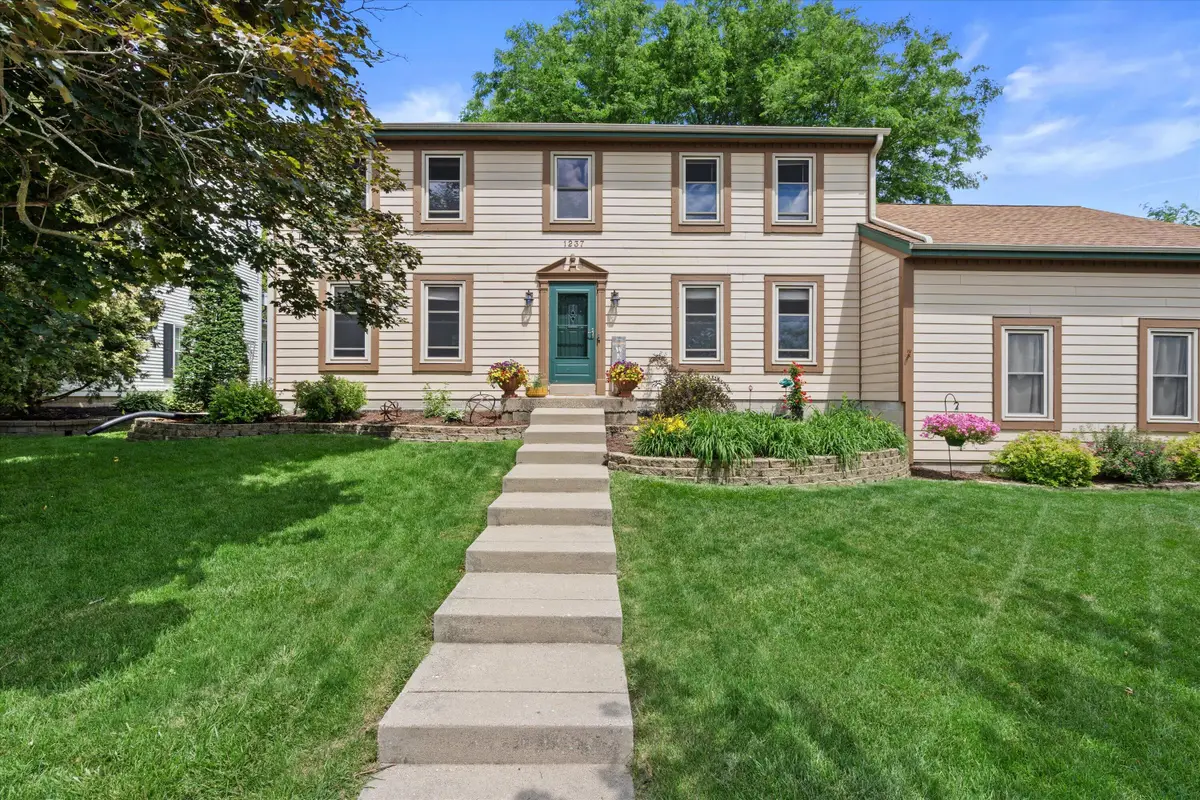 1237 Cavalier Dr, Waukesha, WI 53186 - #1