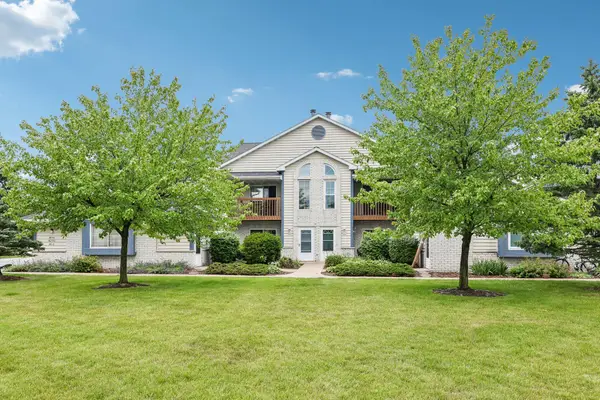 W240N2550 E Parkway Meadow Cir, Pewaukee, WI 53072
