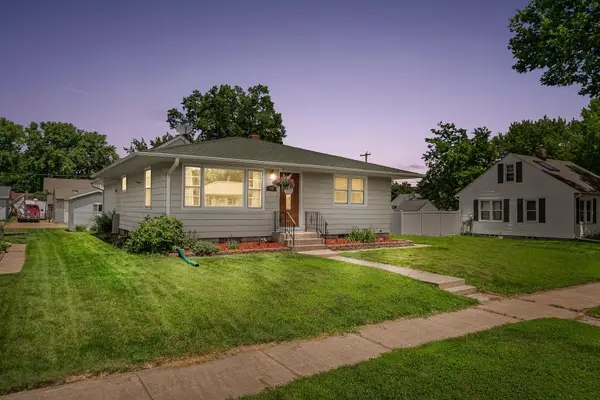 512 1st St S, La Crescent, MN 55947