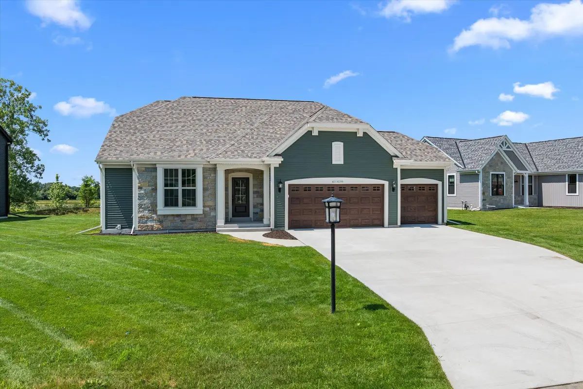 W251N2399 Valleyview Cir, Pewaukee, WI 53072 - #1