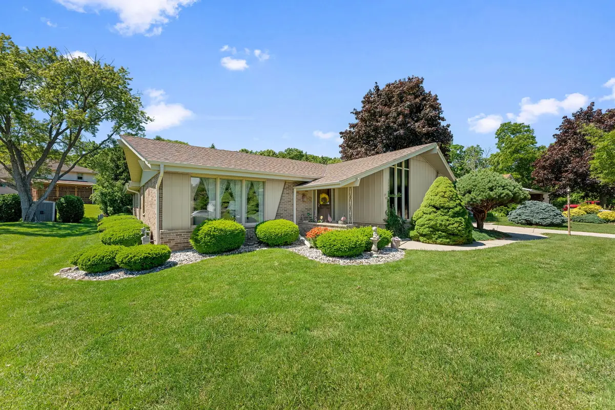 4821 W Clayton Crest Ave, Greenfield, WI 53220 - #1