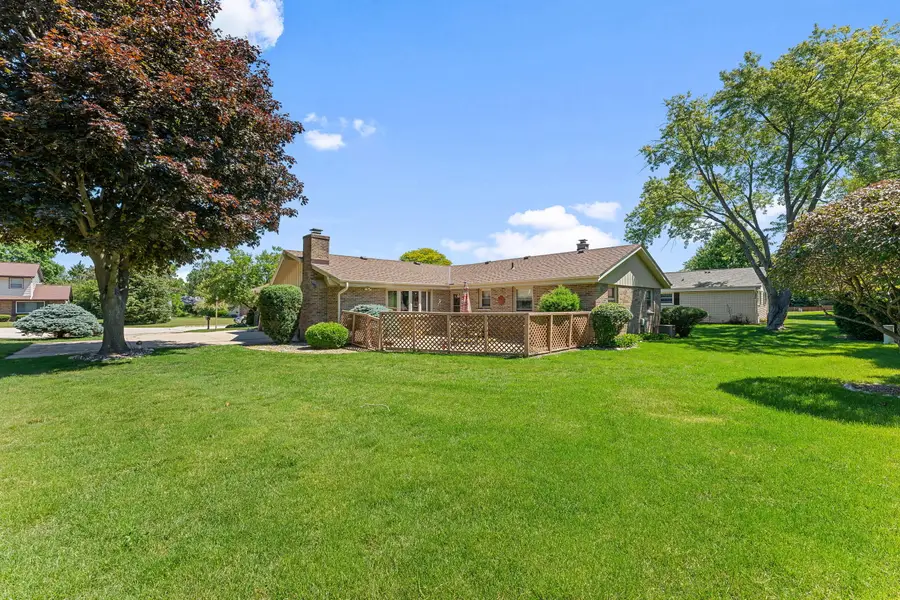 4821 W Clayton Crest Ave, Greenfield, WI 53220 - #2