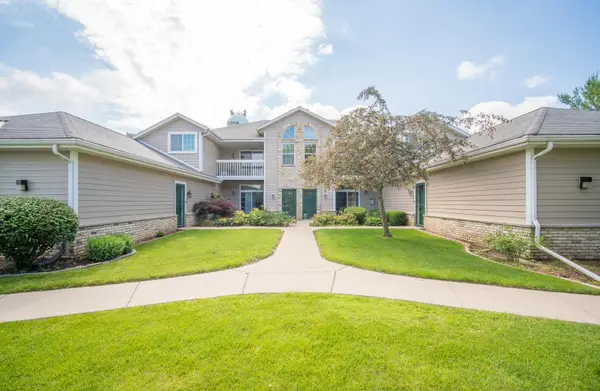 1046 River Place Blvd, Waukesha, WI 53189