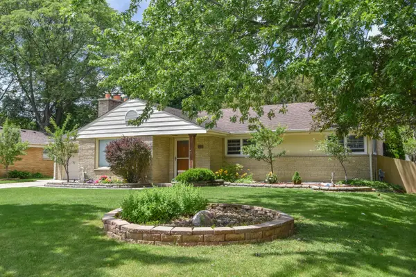 2127 N 122nd St, Wauwatosa, WI 53226