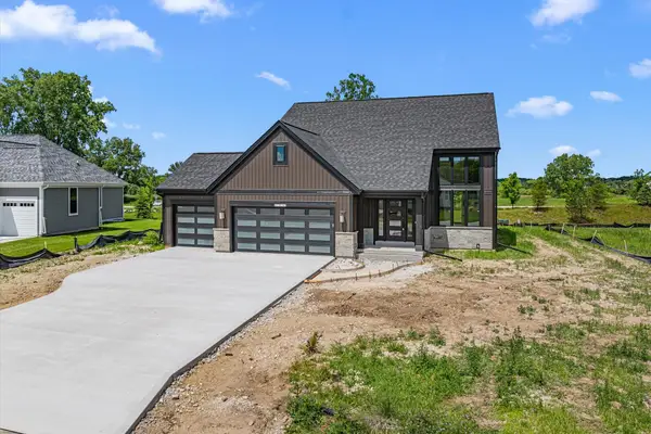 W251N2385 Valleyview Cir, Pewaukee, WI 53072