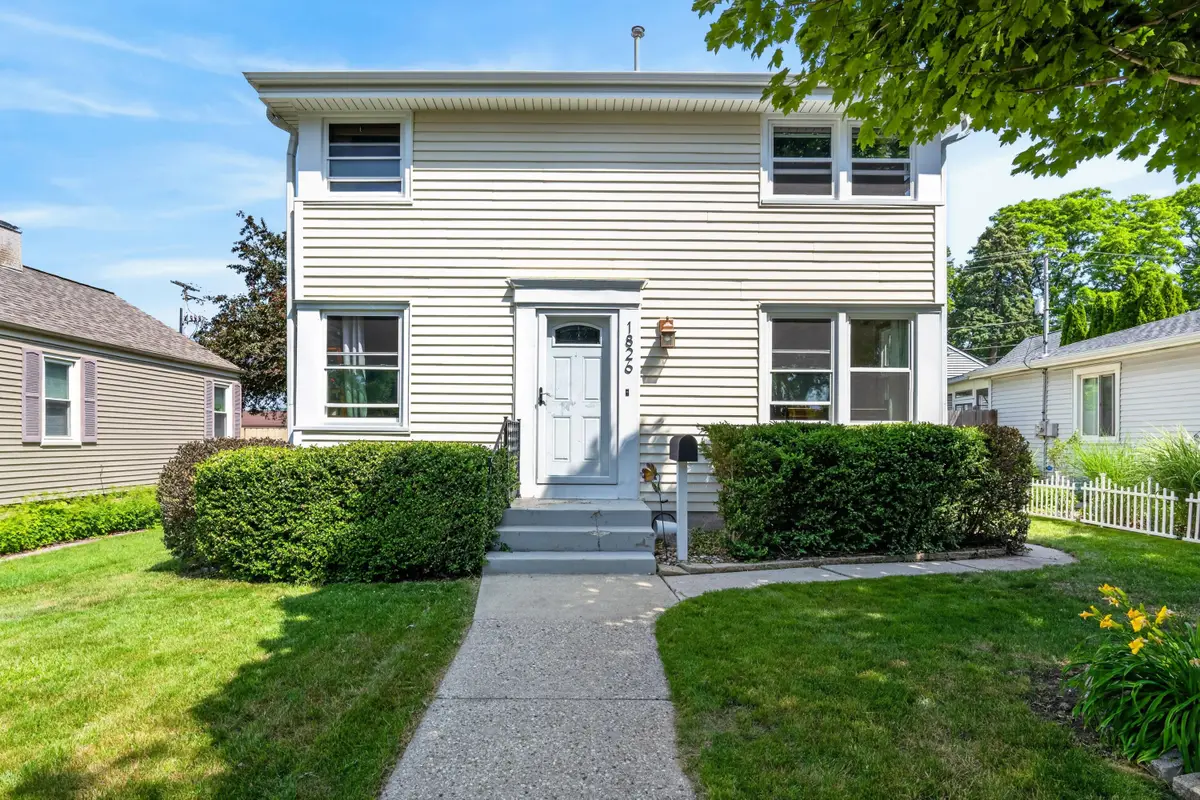 1826 E Fernwood Ave, Milwaukee, WI 53207 - #1