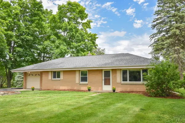 W156N8028 Pilgrim Rd, Menomonee Falls, WI 53051