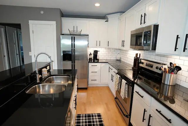 5128 W Bluemound Rd, Milwaukee, WI 53208 - #3