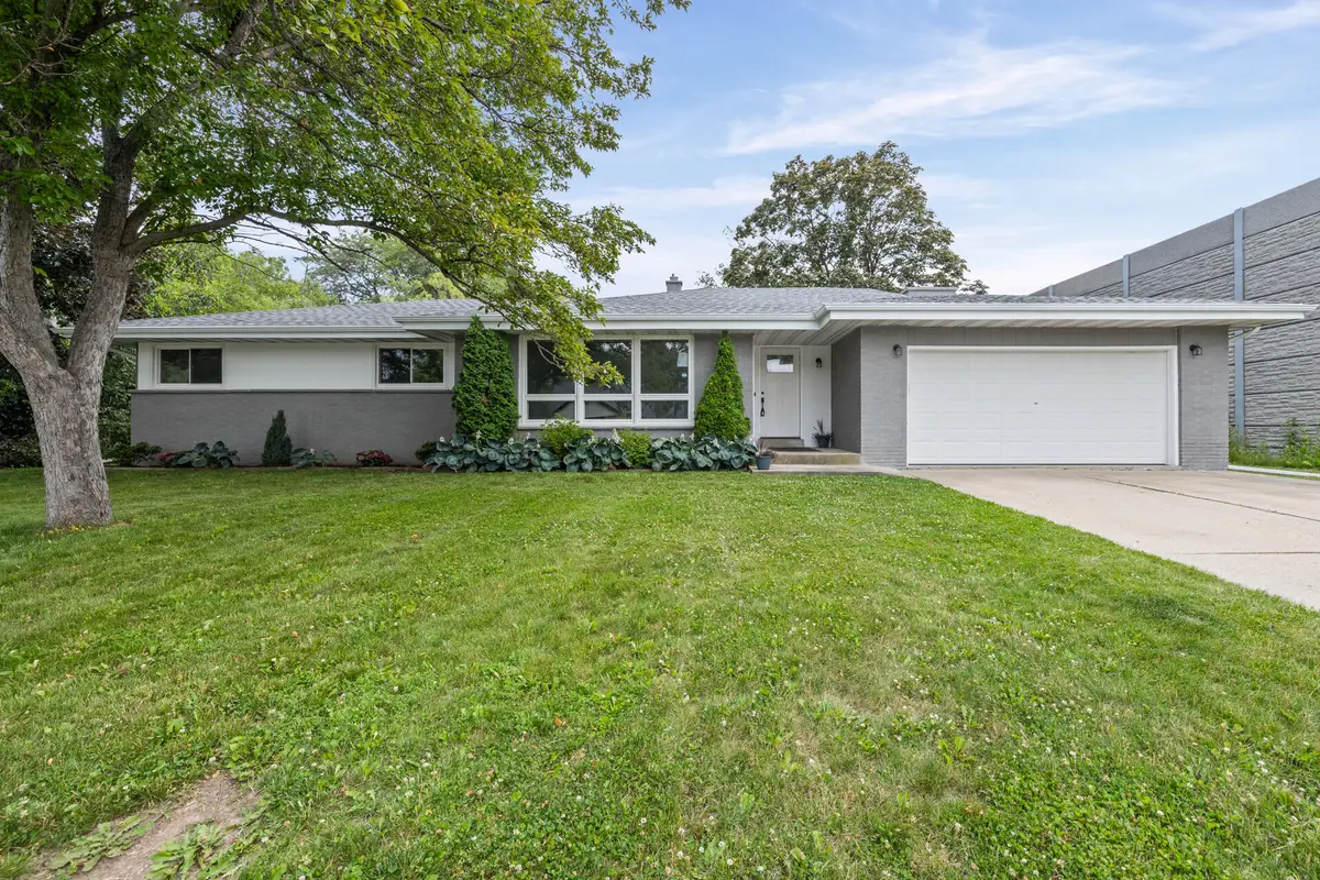 567 W Fransee Ln, Glendale, WI 53217 - #1