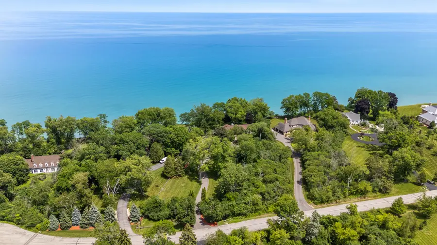 11272 N Lakeview Pl, Mequon, WI 53092 - #3