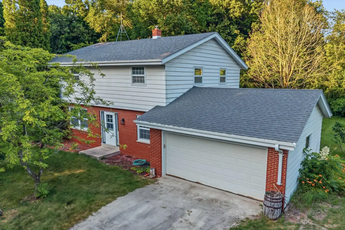 3552 Lusan Dr, Cedarburg, WI 53012 - #1