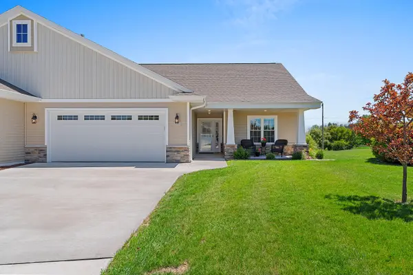 525 Mapleleaf Ct, Manitowoc, WI 54220
