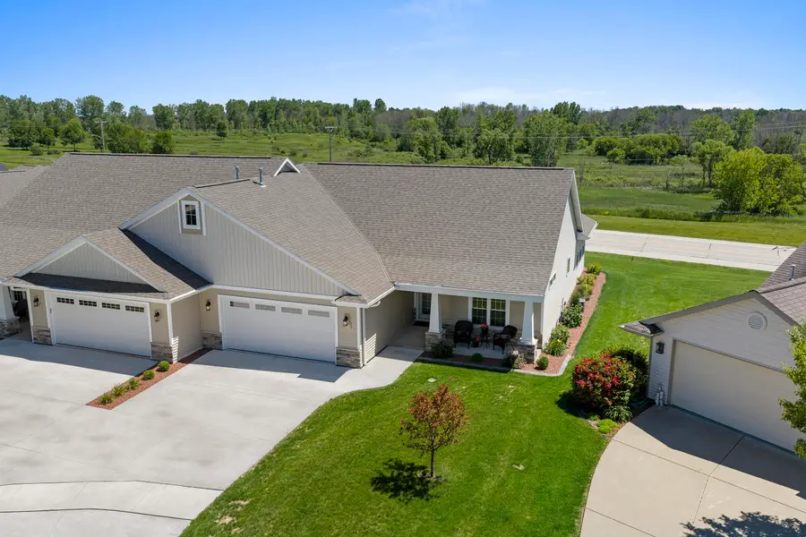 525 Mapleleaf Ct, Manitowoc, WI 54220 - #3