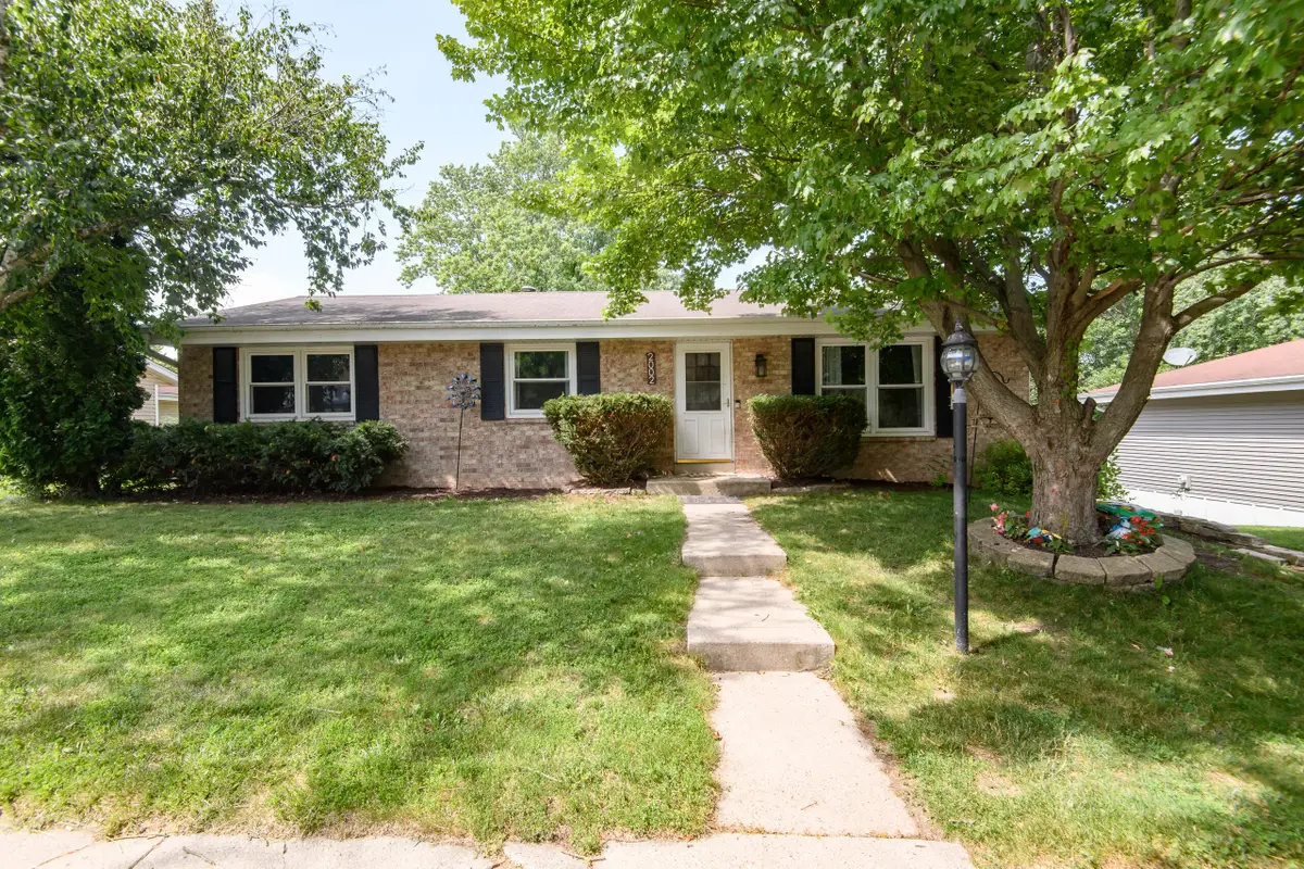 2002 Dixie Dr, Waukesha, WI 53189 - #1