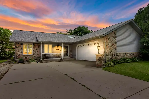 645 W Estate Ct, Elkhorn, WI 53121