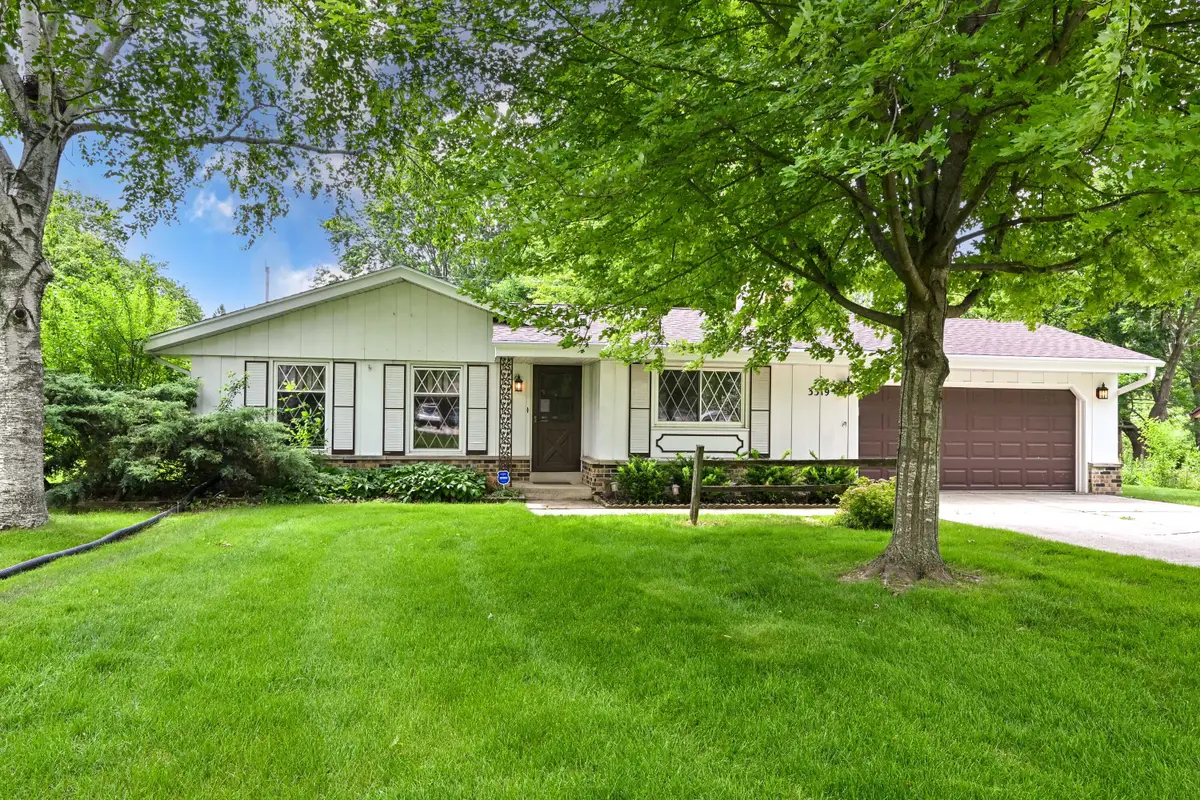 3319 W Woodward Dr, Franklin, WI 53132 - #1