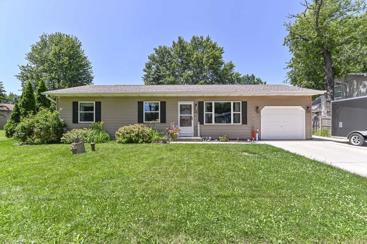 322 Woodlawn Ave, Rochester, WI 53105 - #1
