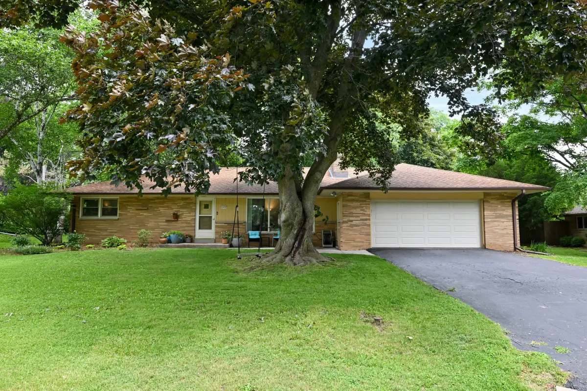 2400 W Apple Tree Rd, Glendale, WI 53209 - #1