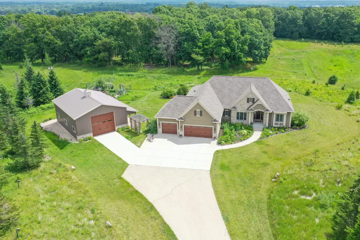 S106W36642 Saddle Ridge Dr, Eagle, WI 53119 - #1