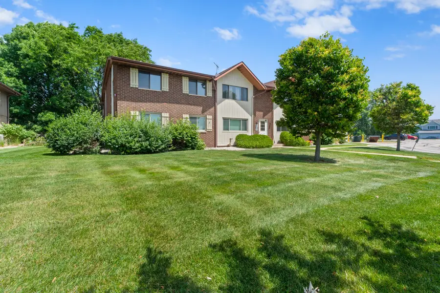 10364 W Whitnall Edge Ct, Franklin, WI 53132 - #2