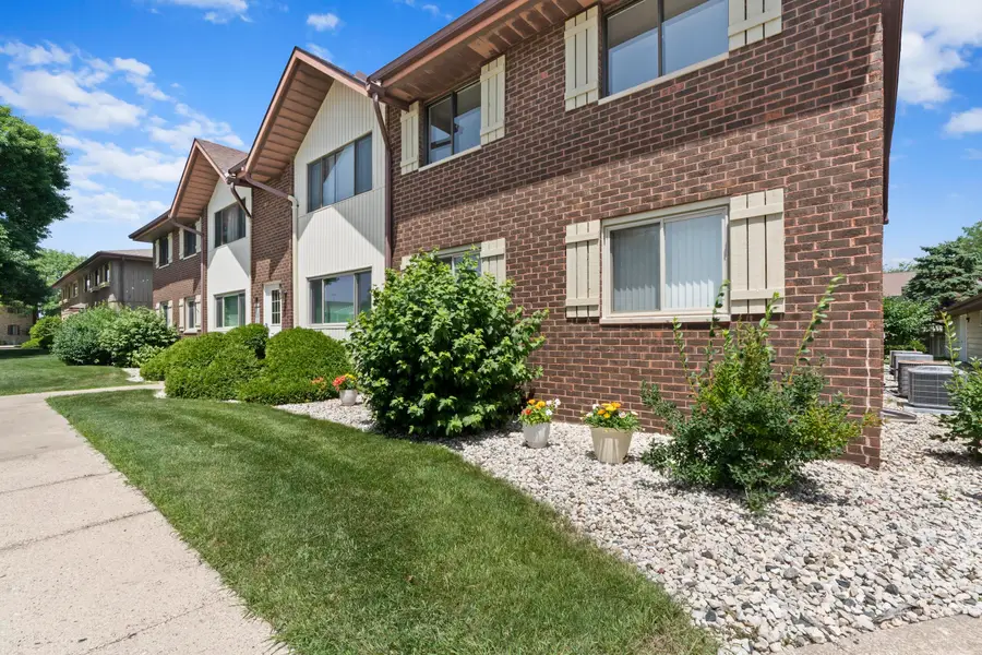 10364 W Whitnall Edge Ct, Franklin, WI 53132 - #3