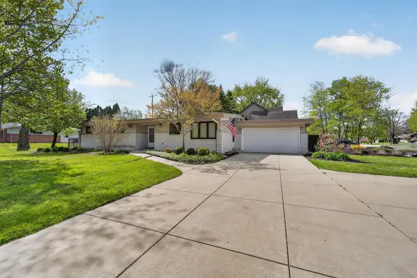 807 E Wahner Pl, Bayside, WI 53217
