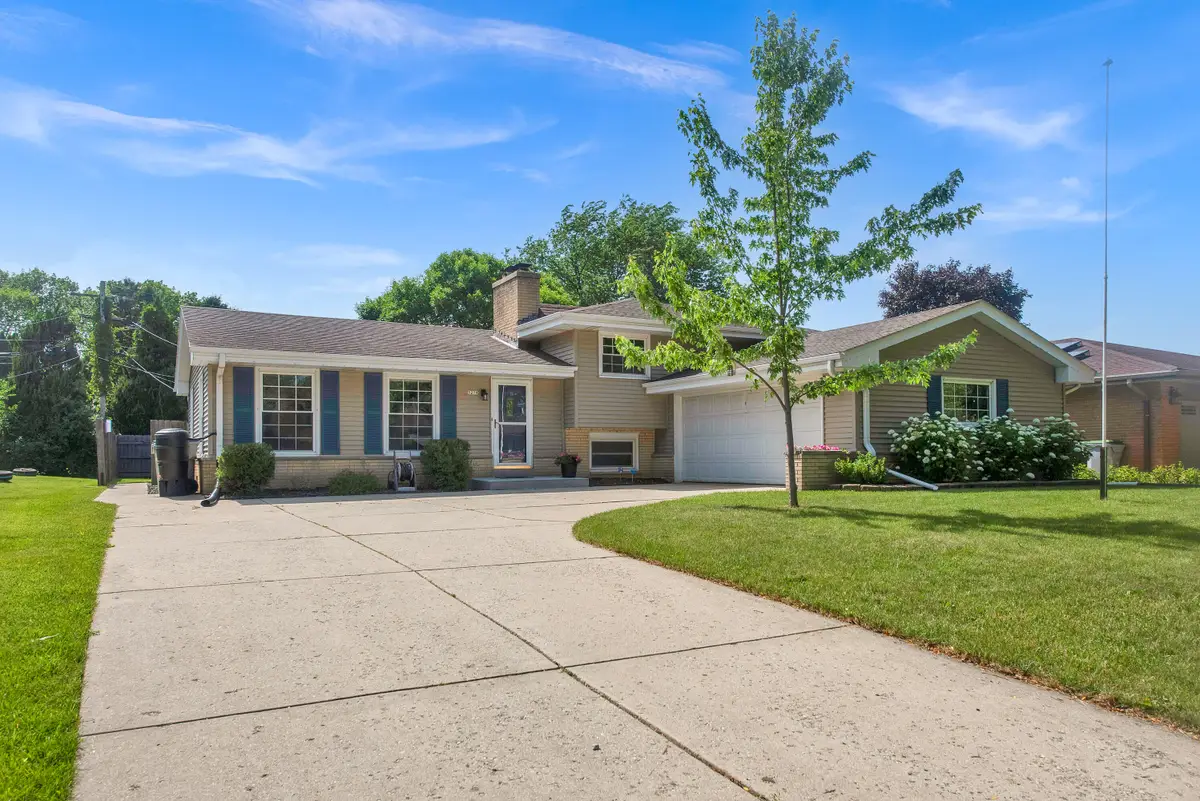 5279 S 22nd St, Milwaukee, WI 53221 - #1
