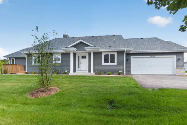 W206N16182 Stonebrook Dr, Jackson, WI 53037