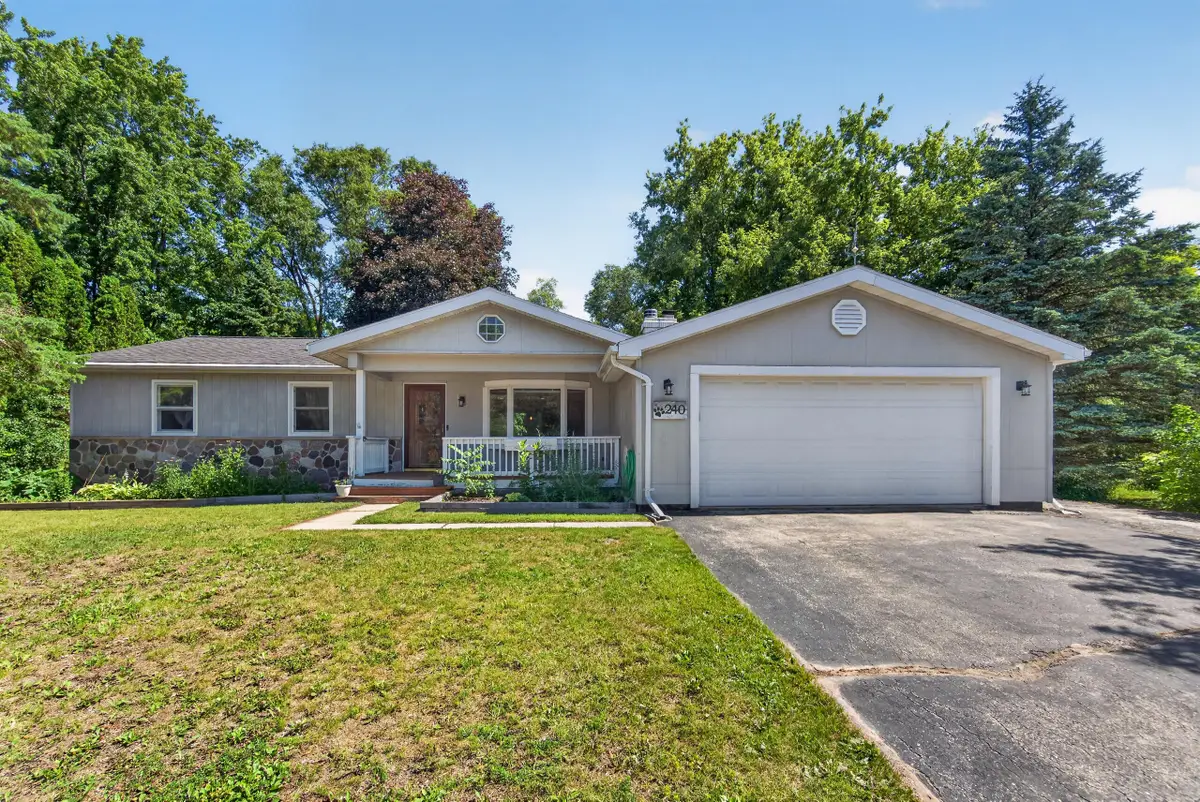 240 Meadowbrook Dr, Fredonia, WI 53021 - #1
