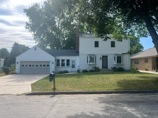 2229 N 102nd St, Wauwatosa, WI 53226