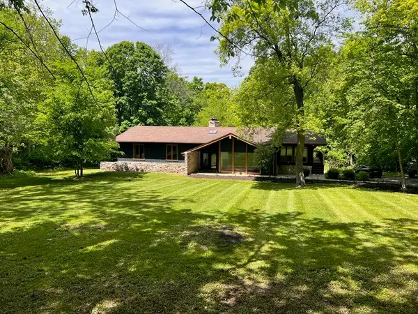 W552 Wildwood Dr, Geneva, WI 53147