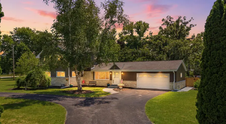 12001 Parkview Ln, Hales Corners, WI 53130 - #2