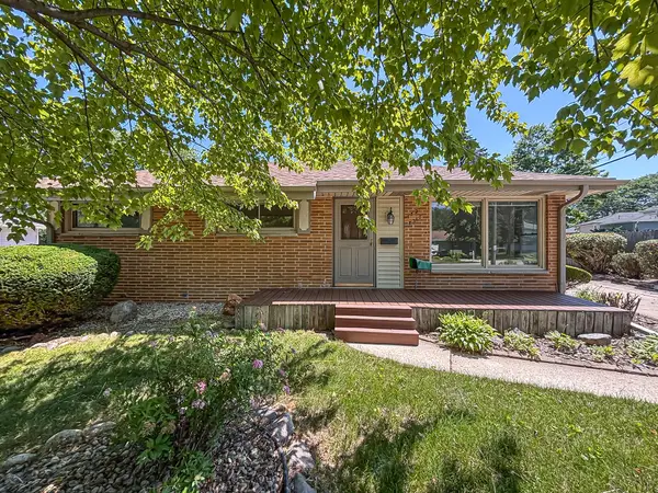 W152N8310 Elm Ln, Menomonee Falls, WI 53051