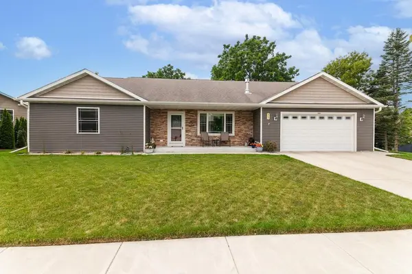 869 Spruce St, Hartford, WI 53027