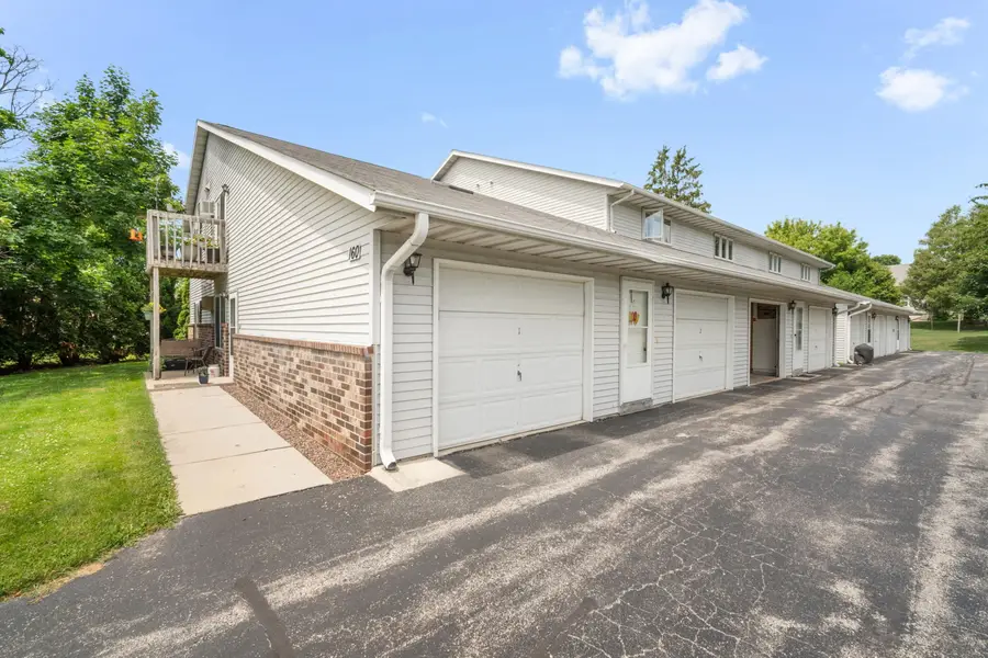 160 S Maple Ave, Slinger, WI 53086 - #2