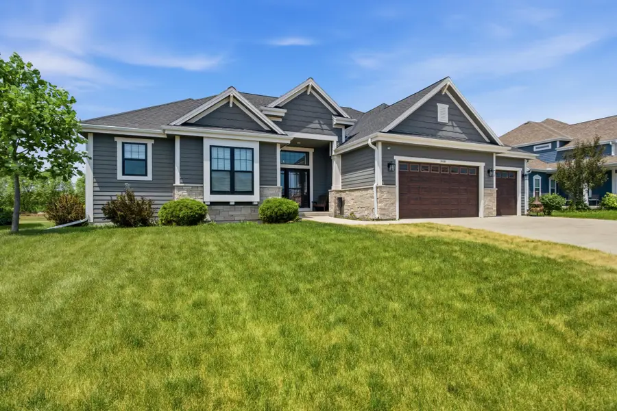 10163 S Woodside Ct, Franklin, WI 53132 - #3