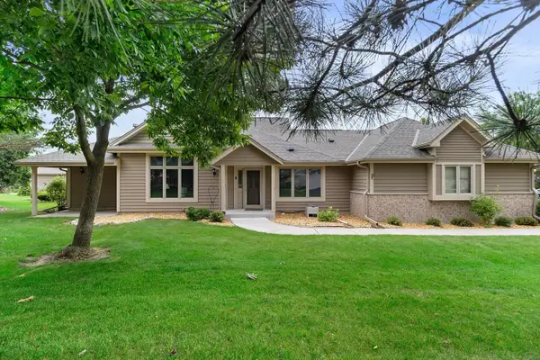 W240N2365 E Parkway Meadow Cir, Pewaukee, WI 53072