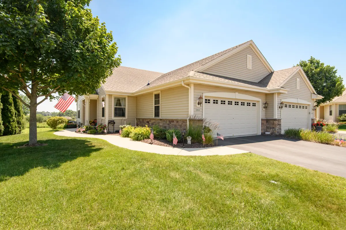 3605 Sandpiper Cir, Waukesha, WI 53189 - #1