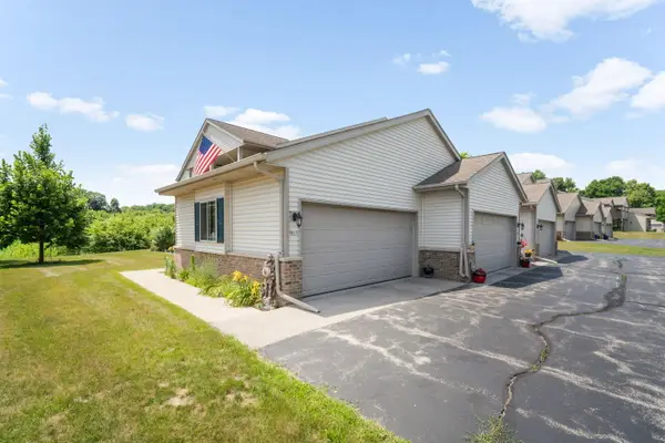 951 Spring Ct, Newburg, WI 53095