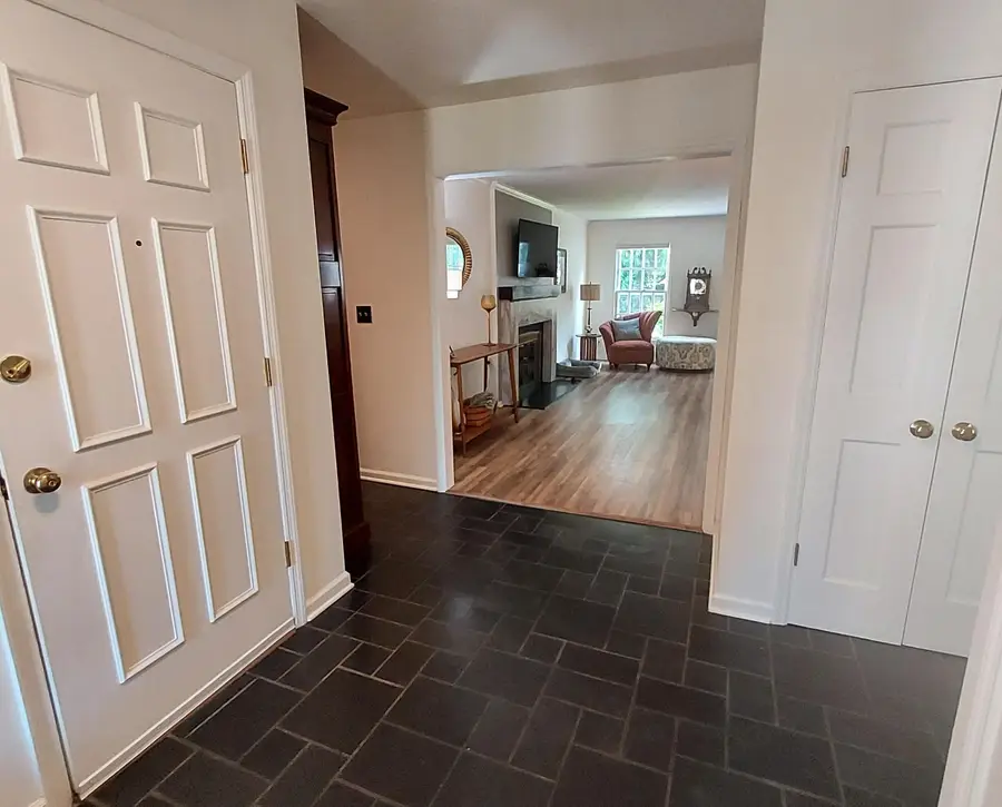 1027 W Shaker Cir, Mequon, WI 53092 - #2