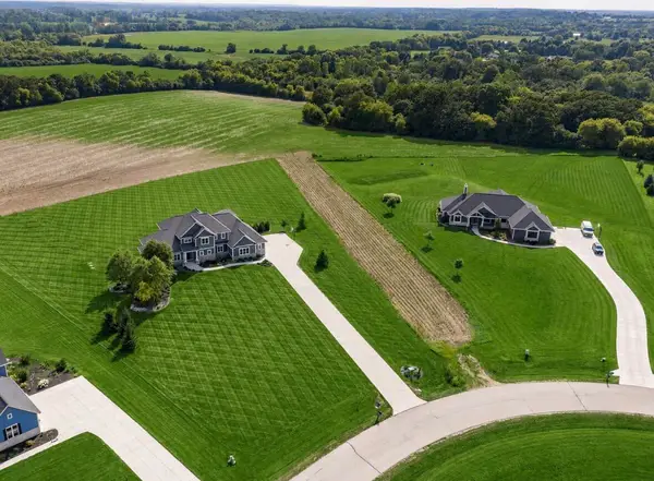 S109W24935 Overlook Dr, Vernon, WI 53149