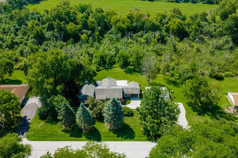 18995 W Norwood Dr, New Berlin, WI 53146 - #2