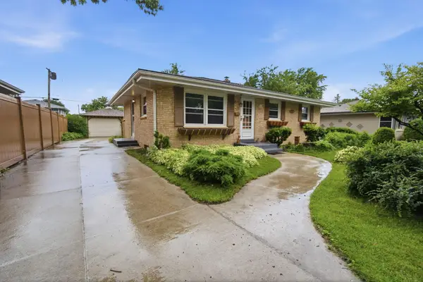 W171N8437 Allen Ave, Menomonee Falls, WI 53051