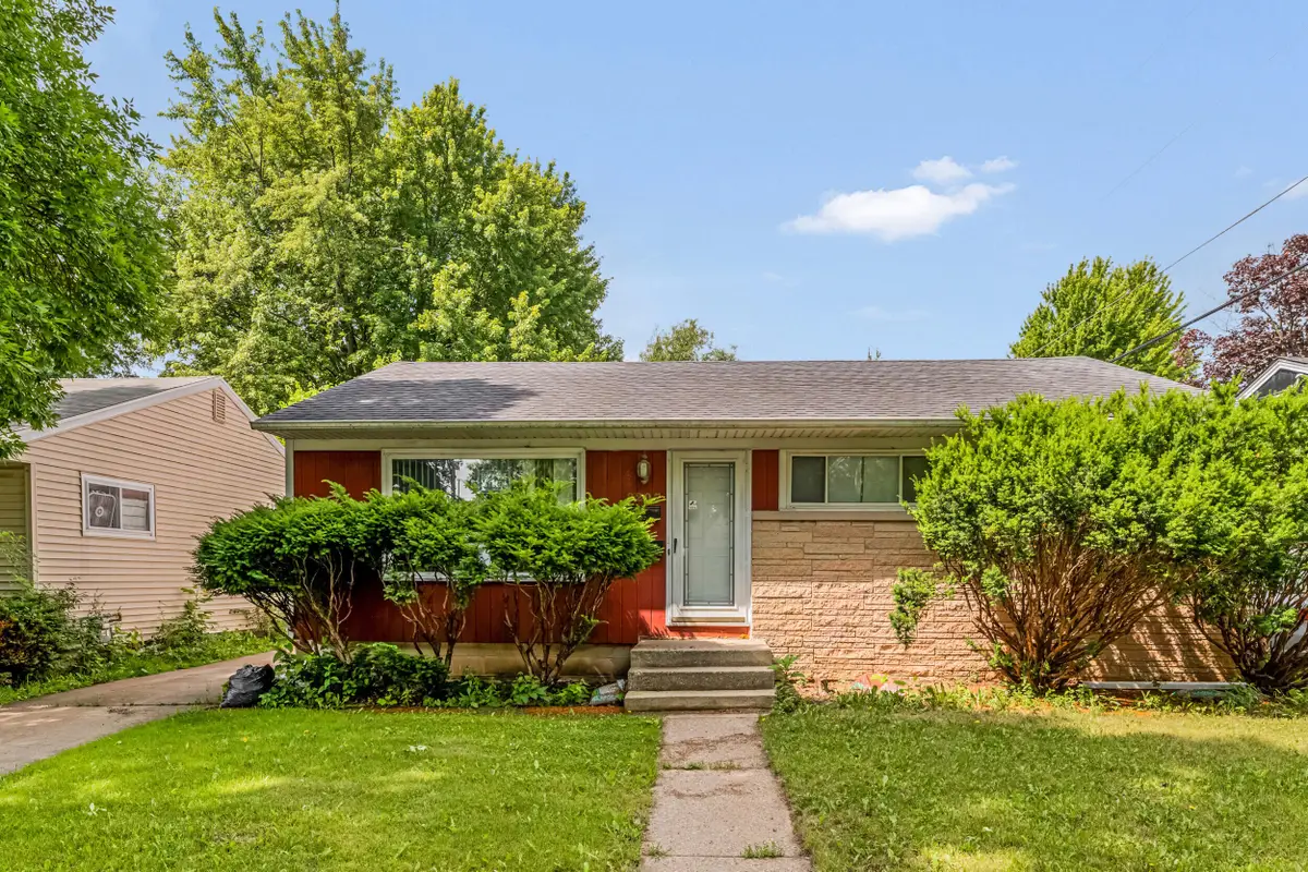 8207 W Muriel Pl, Milwaukee, WI 53218 - #1