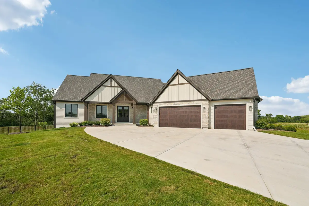 N69W17970 Haven Dr, Menomonee Falls, WI 53051 - #1