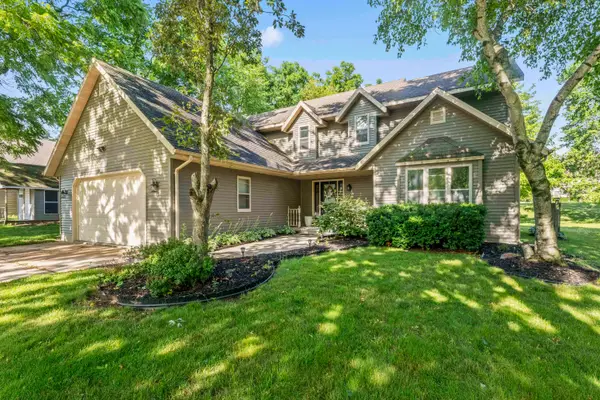 612 Sweetbriar Ln, Watertown, WI 53098