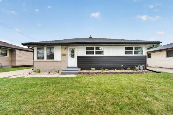 2702 Loraine Ave, Racine, WI 53404