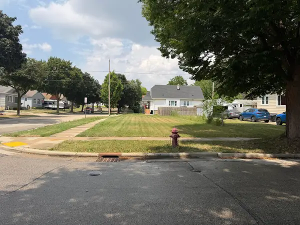 16 S 89th St, West Allis, WI 53214