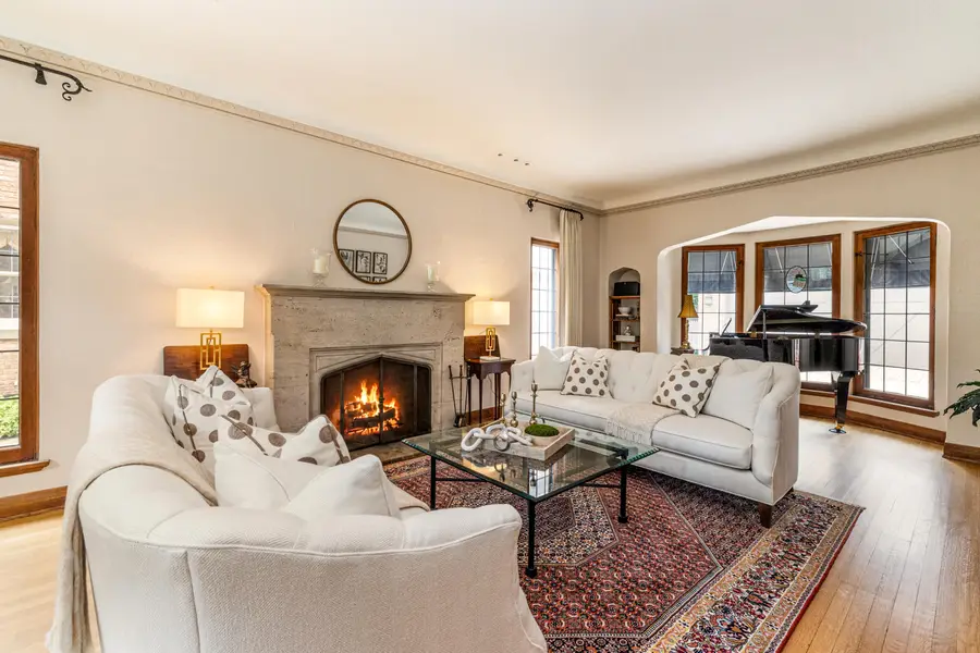 5859 N Maitland Ct, Whitefish Bay, WI 53217 - #3